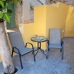 Kleanthi And Kostas Lejlighed